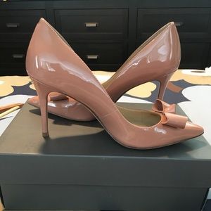 Nude/Blush patent leather pointy toe pumps w bows